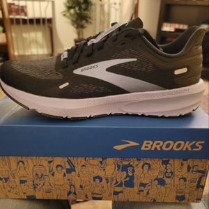 BRAND NEW Brooks running shoes